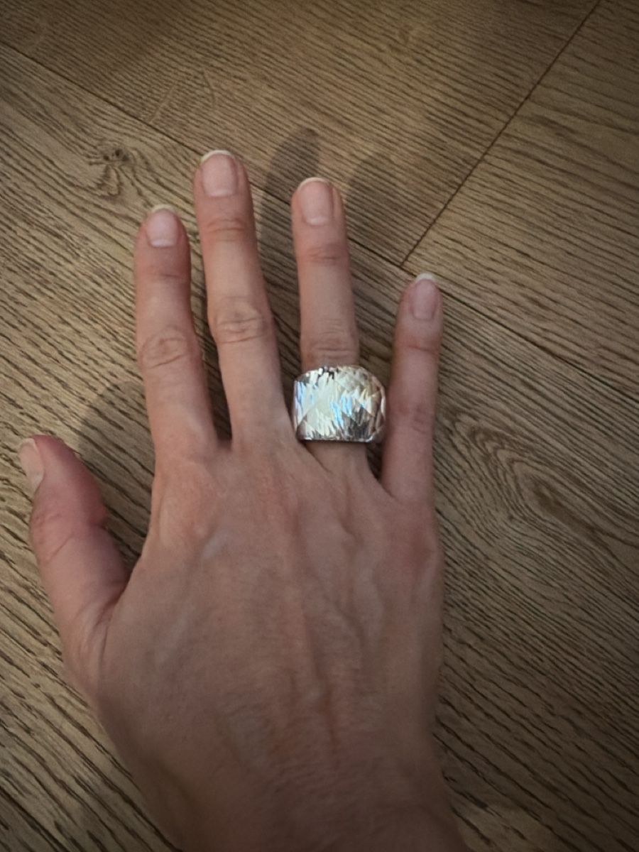 Swarovski Anelli: Svarovisk Hammered Sterling Silver Ring – Nuovo (secondo la descrizione) da Steinhausen venduto da bbr_kj8g