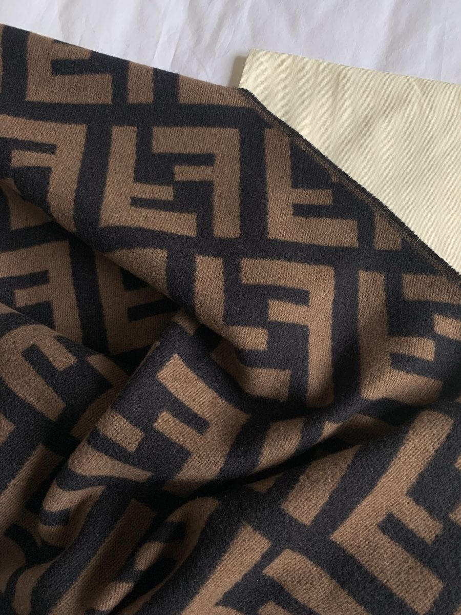 Fendi Foulard & Sciarpe: Écharpe Fendi neuve – Nuovo e nell'imballaggio originale da Gland venduto da TallyEva 8