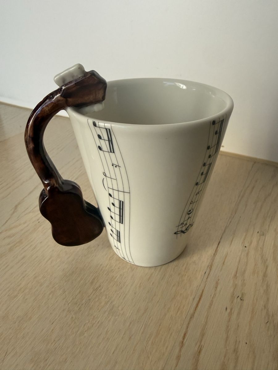 Tazze: Sammlertasse mit Gitarre-Griff und Noten Design. Neu. – Nuovo (secondo la descrizione) da Buch am Irchel venduto da Sweetharth 2