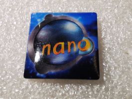 Ansteckpin 8: Nano