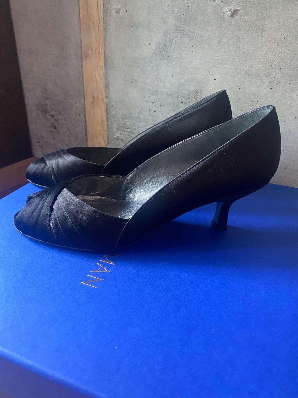 Stuart Weitzman Scarpe da donna: Stuart Weitzman Pumps Black Satin EL15664. Taille 37 – Usato da Gümligen venduto da Xochitl 6