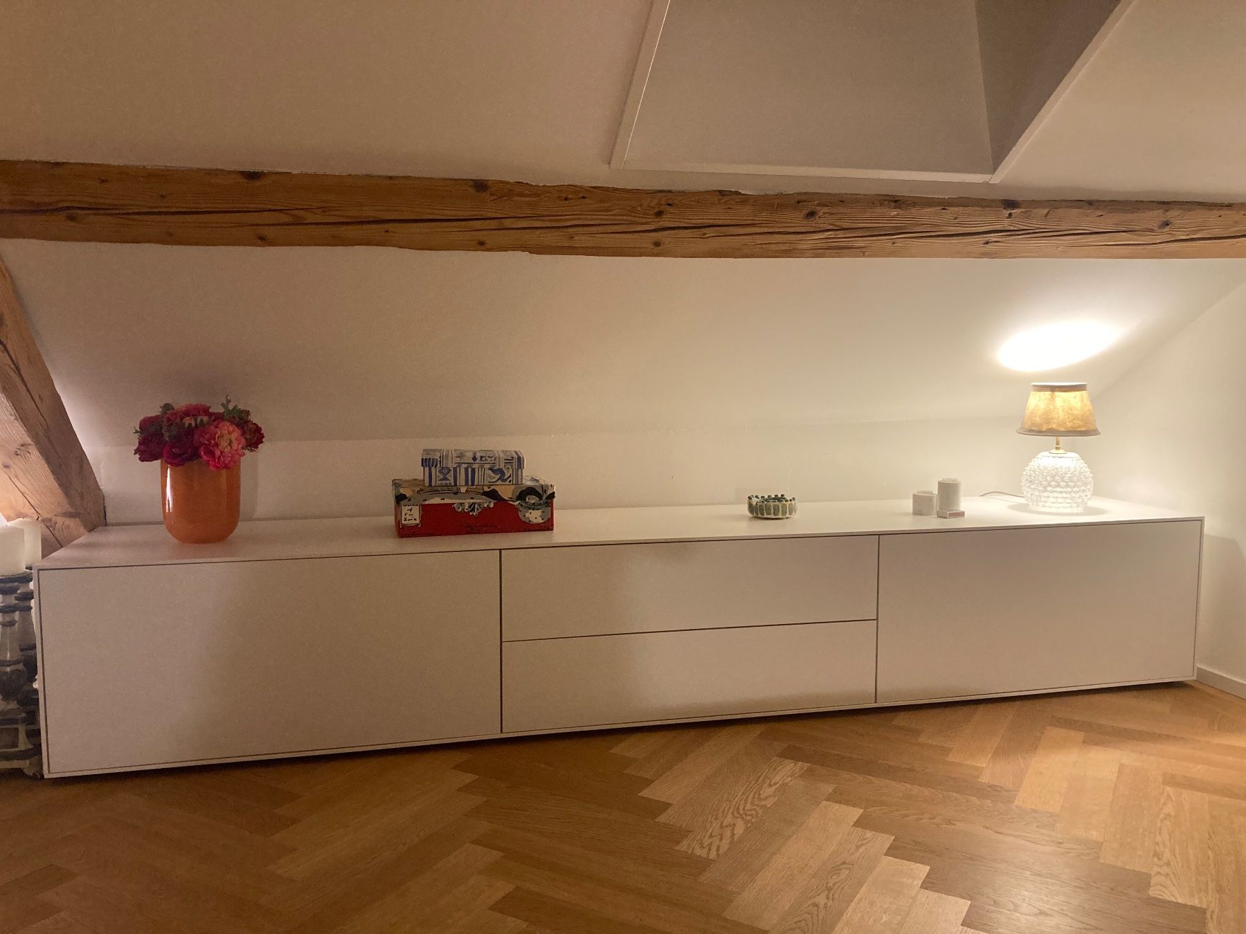 Cassettiere: SCHUBLADENMÖBEL I / LOW SIDEBOARD MIT VIER SCHUBLADEN – Usato da Edlibach venduto da SELECTION-26