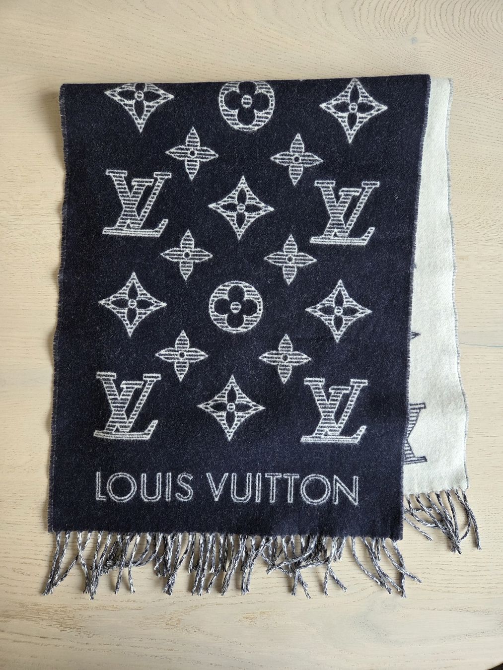 Louis Vuitton Foulard & Sciarpe: Louis Vuitton Monogram Shadow Schal – Nuovo (secondo la descrizione) da Belp venduto da Mary-Angel