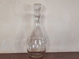Carafe vintage en verre taillé motif raisin, très bon état.