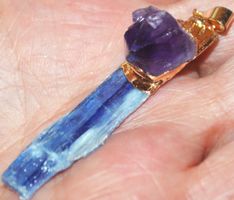 Anhänger L-1908 –Zyanit mit Amethyst goldig eingefasst 56x14