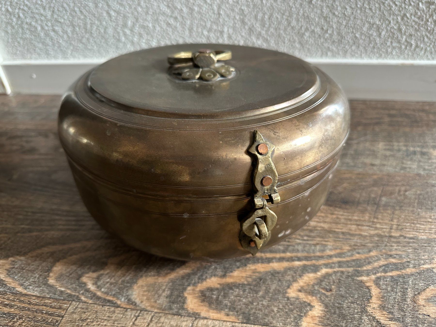 Pots: Grosse antike Messing-Deckeldose Ø 24 cm – D'occasion à Luzern par Tsugumi0