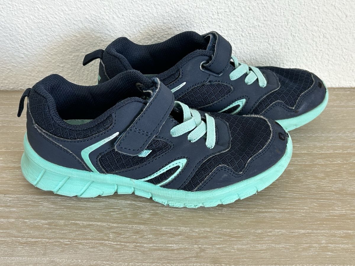 Scarpe per ragazzi: Kinder Turnschuhe dunkelblau Grösse ca. 33, gebraucht – Usato da Wolhusen venduto da eve_m6cg