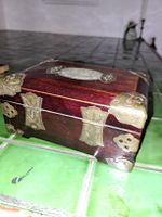 Antike Holz Schmuckschatulle mit rotem Samt, 