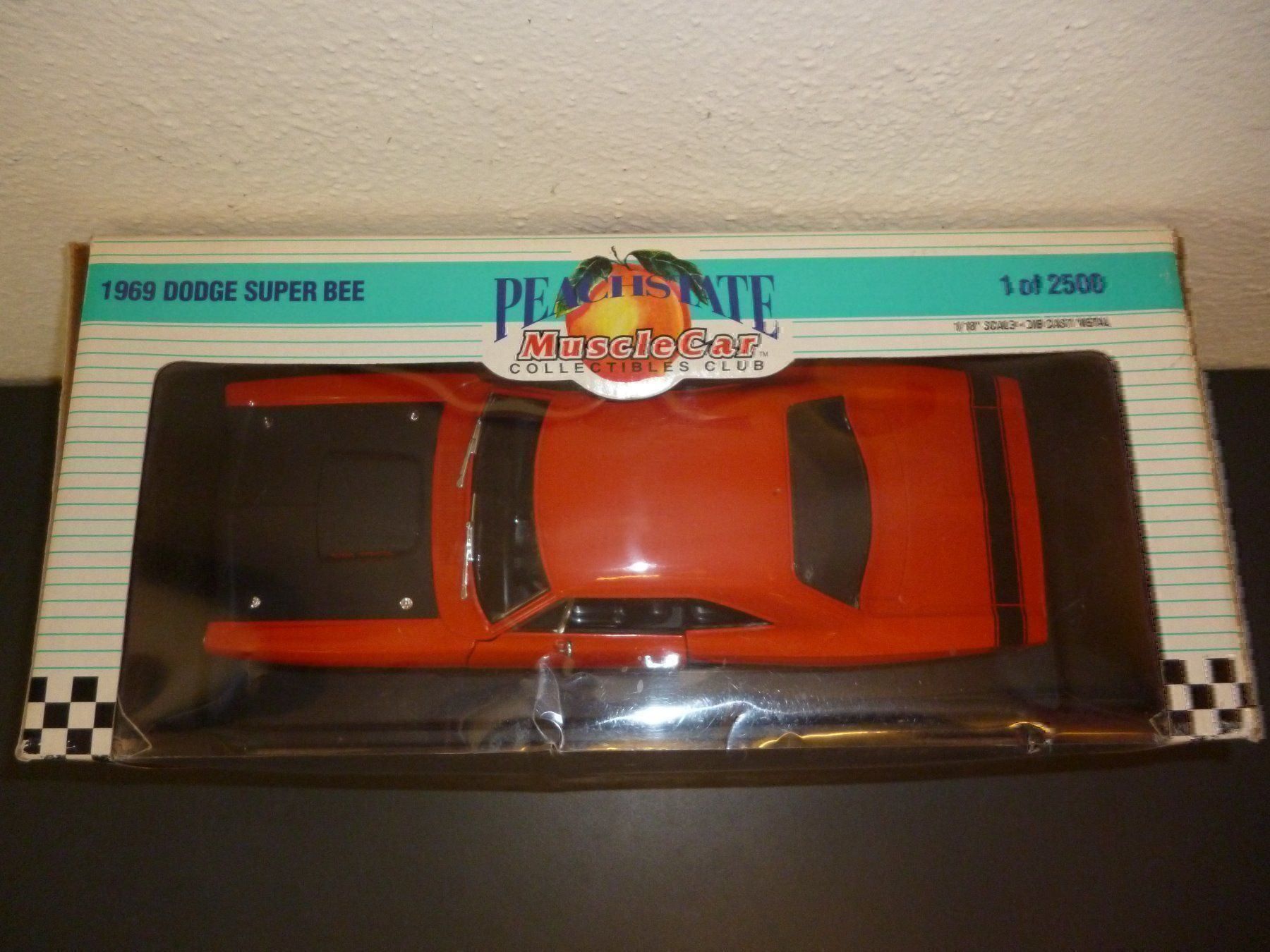 Dodge Modellini d'auto: Dodge Superbee 69er 440 Six-Pack 1:18 – Nuovo e nell'imballaggio originale da Niederwil SG venduto da Kaicorner03 1