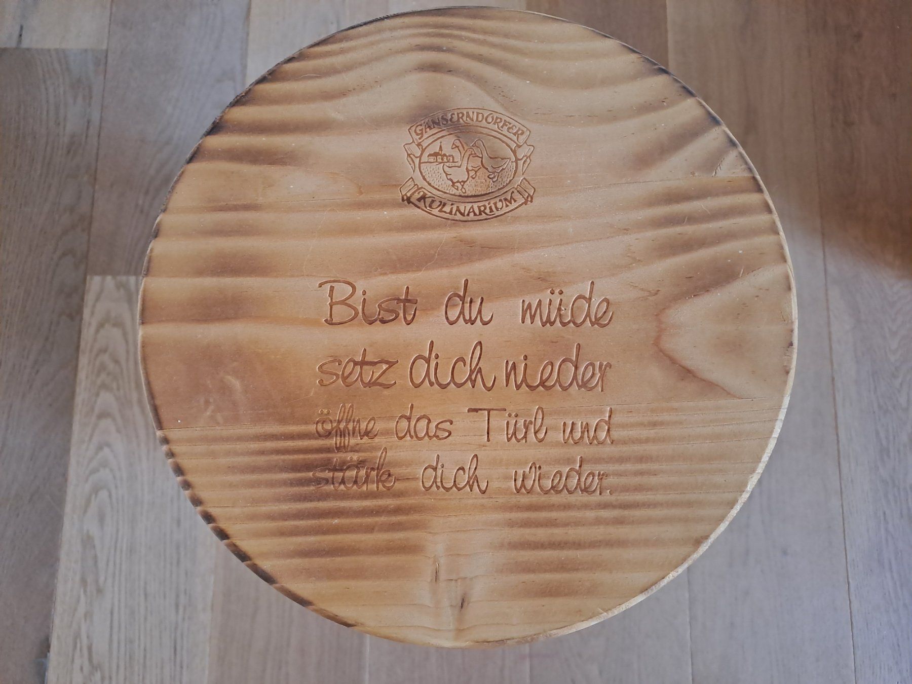 Accessori: Holzfass-Bar / Beistelltisch / Hocker, geflämmt – Usato da Wängi venduto da Raettli10 2