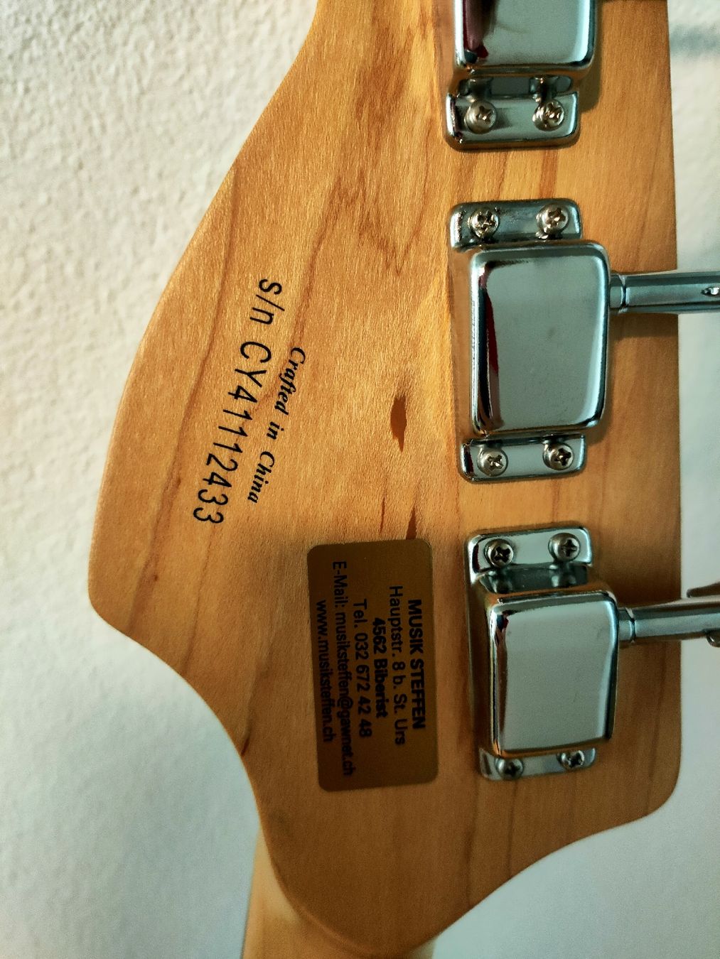 Squier Strumenti musicali: Fender Squier Jazz Bass mit Ständer & Hülle – Usato da Zürich venduto da sim_cjt7 2