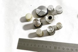 Konvolut von VINTAGE - KNÖPFEN zu Mess- und Audiogeräten