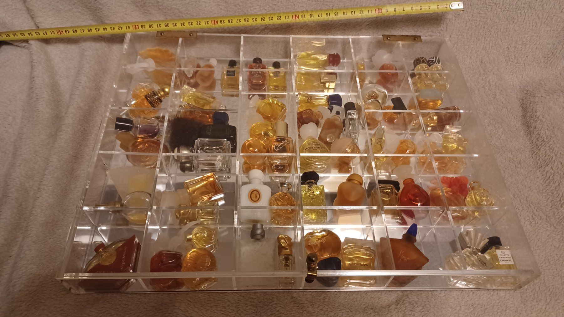 Profumi & Eau de Toilette: Parfum Miniaturen Sammlung im Acryl Display gebraucht – Usato da Winznau venduto da FlorianV