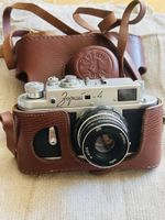 Analoge Kamera Zorki-4 mit Lederetui silberfarben