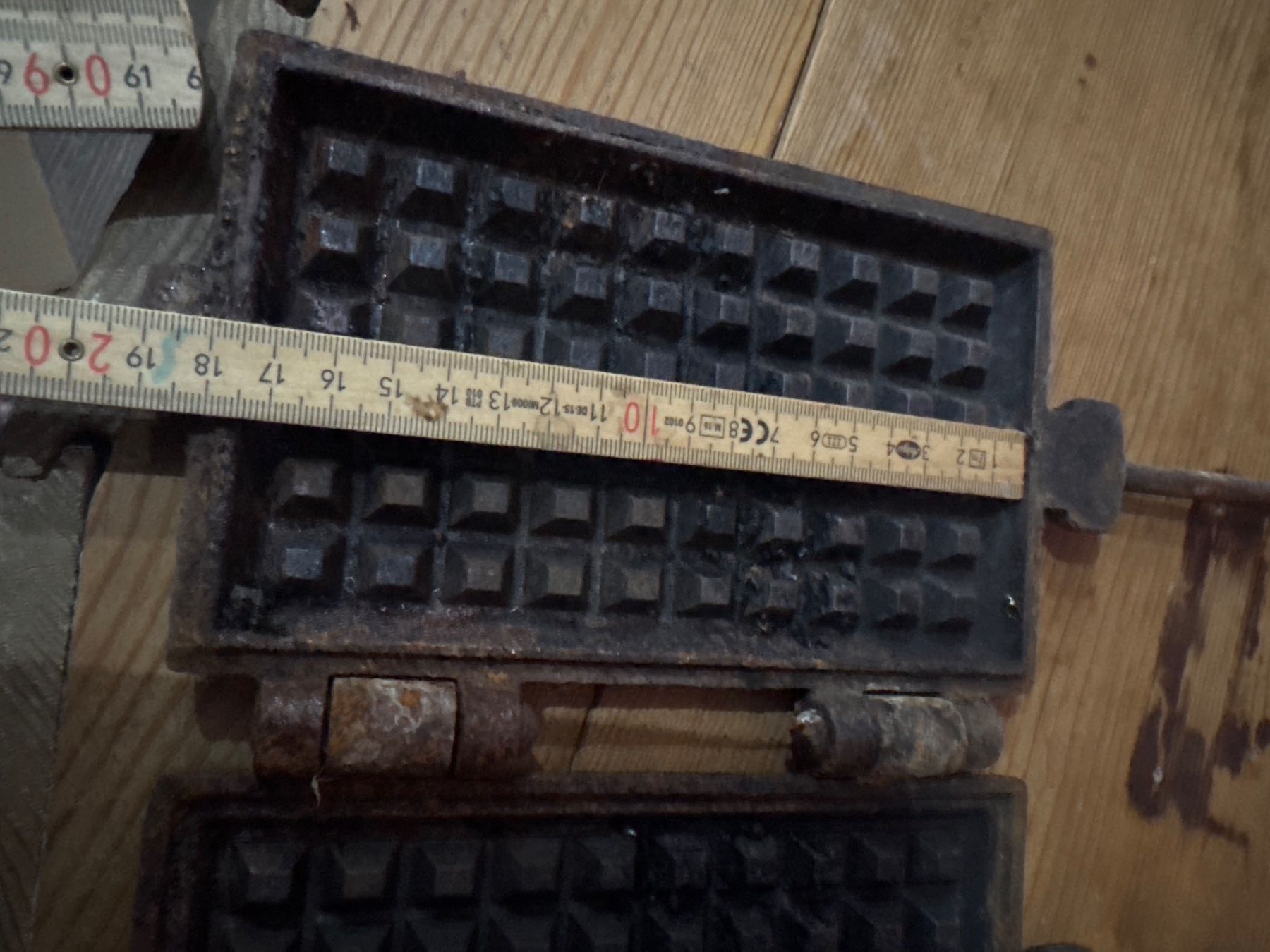 Backformen: Gaufrier ancien en fonte – Gebraucht aus Lajoux JU von Briard0 2