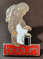 R457 - Pin bodum Affe mit Kaffee Krug