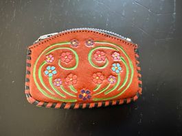 Handgemachtes Portemonnaie aus Leder mit Blumenmuster