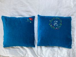Blaue Samtkissen mit Stickerei
