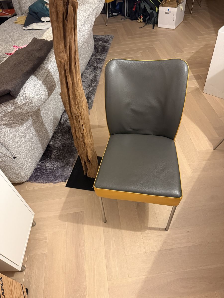 Stühle: Trois chaises cuir grises et jaune moutarde  – Gebraucht aus Founex von ann_z27t 1