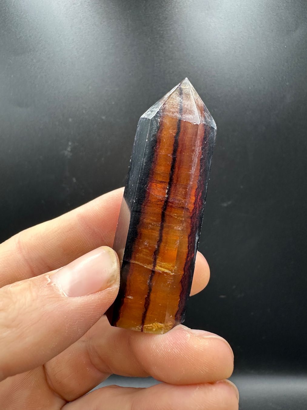 Minerali & Pietre curative: Dunkler, gelber Fluorit Obelisk, Spitze – Nuovo e nell'imballaggio originale da Männedorf venduto da Handschmeichler 1