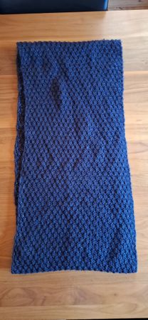 Warmer, dunkelblauer Strickschal mit Gitzer