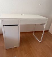 Schreibtisch in gutem Zustand