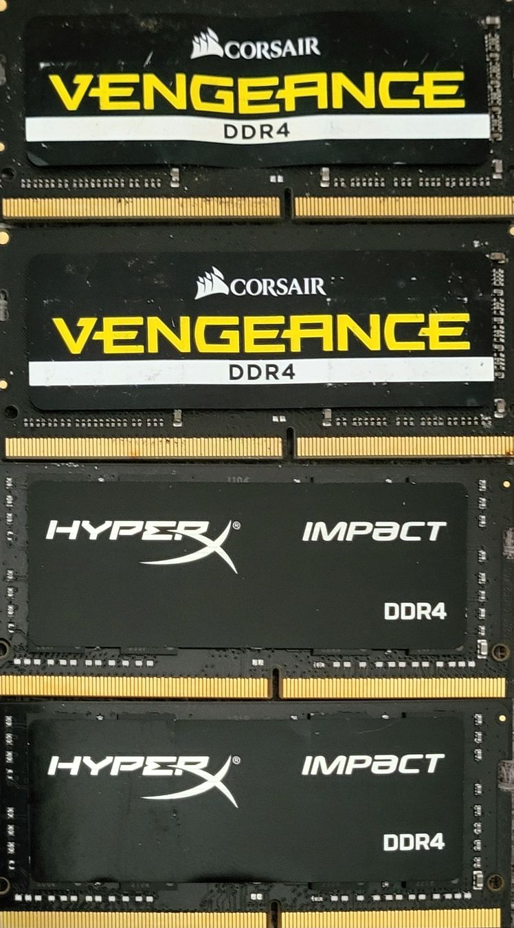 Corsair Memoria / RAM: 2x Corsair DDR4 RAM, 2x HyperX DDR4 RAM – Usato da Zürich venduto da Gulbi1919 1