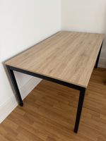 Esstisch Holzoptik mit schwarzen Metallbeinen guter Zustand
