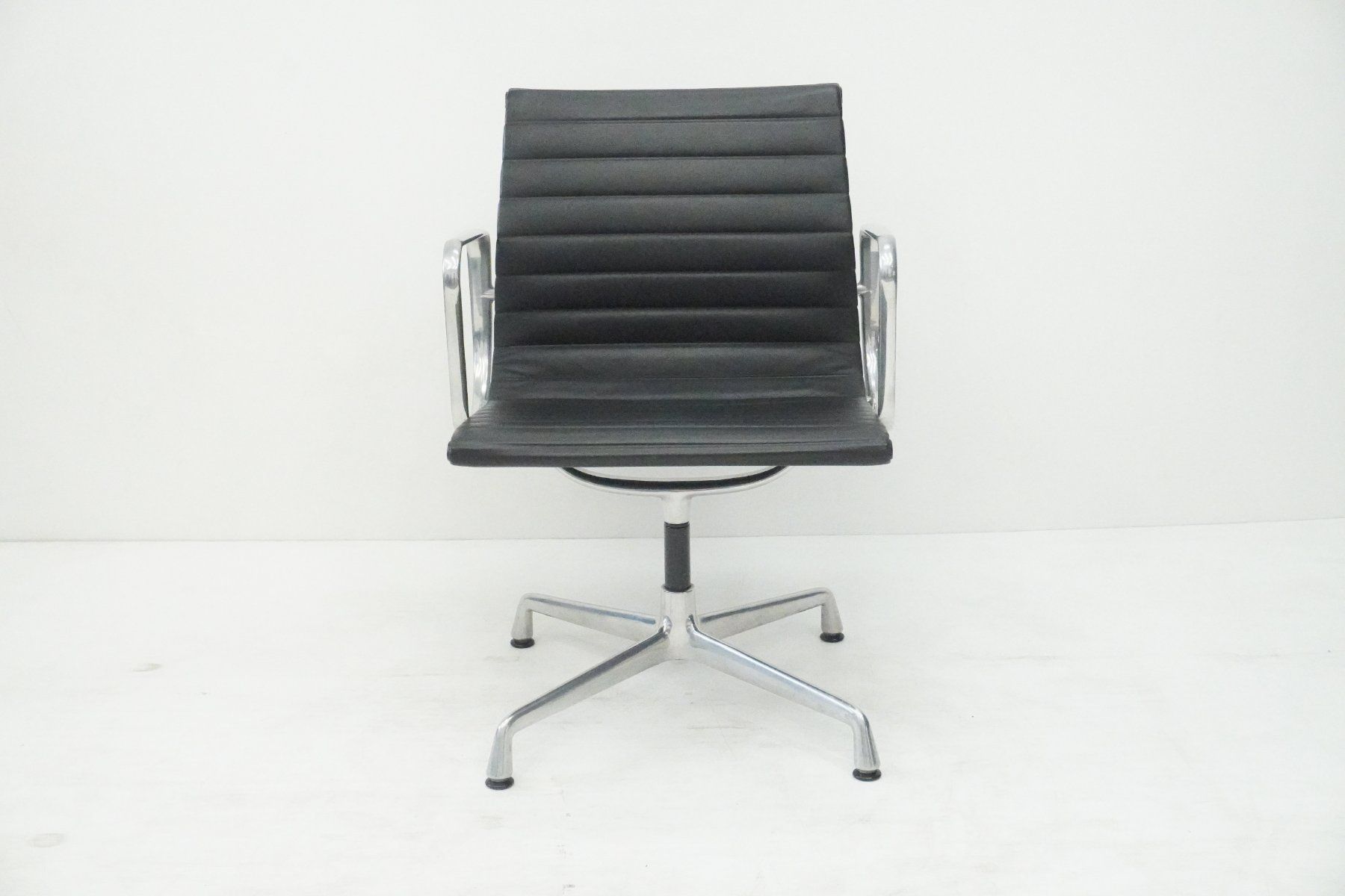 Vitra Stühle: Original Vitra Eames Alu Chair EA108 Leder Designklassiker – Gebraucht aus Bad Zurzach von QLASSIQ 1