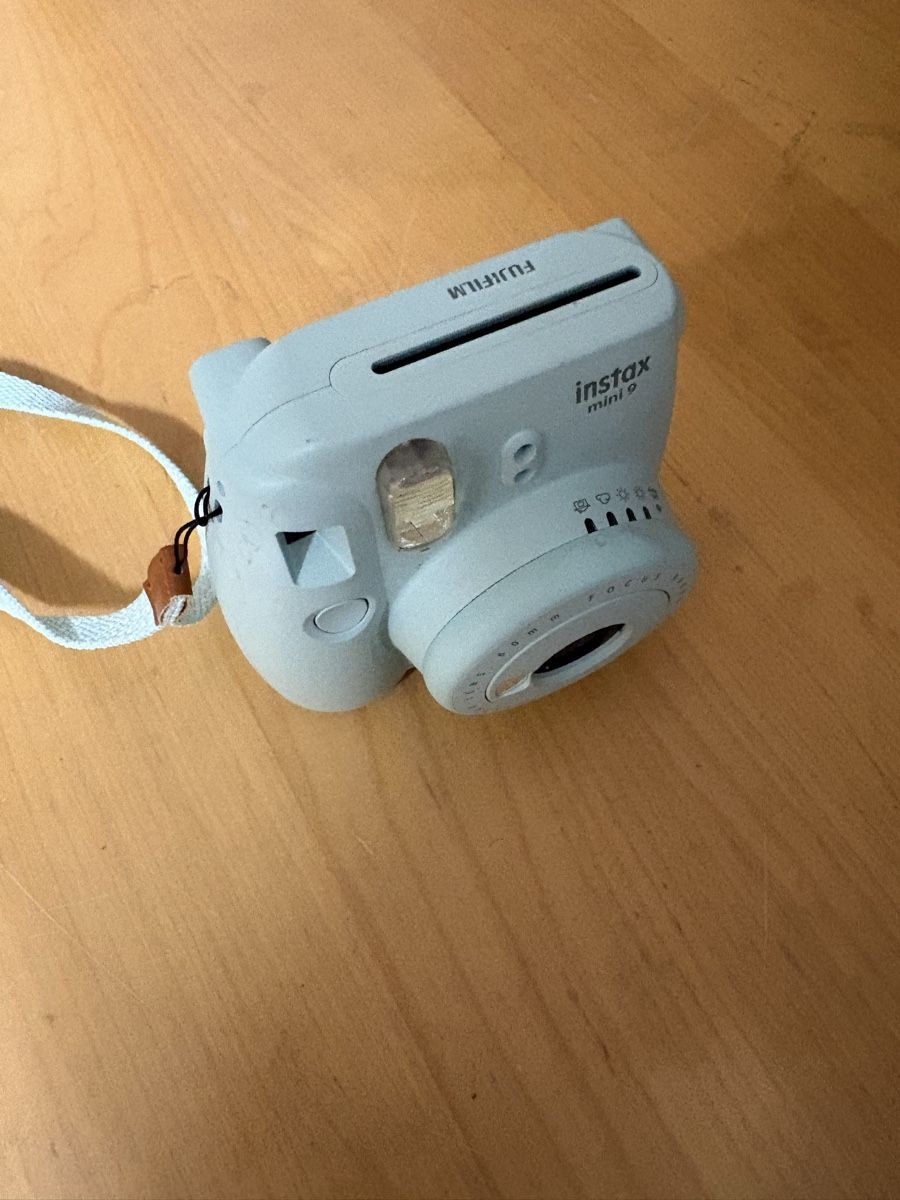 Polaroid Kamera: Fujifilm Instax Mini 9 hellblau gebraucht – Gebraucht aus Basel von len_k98f 1