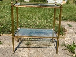 Table 30 x 46 x 56 cm avec plateaux en verre