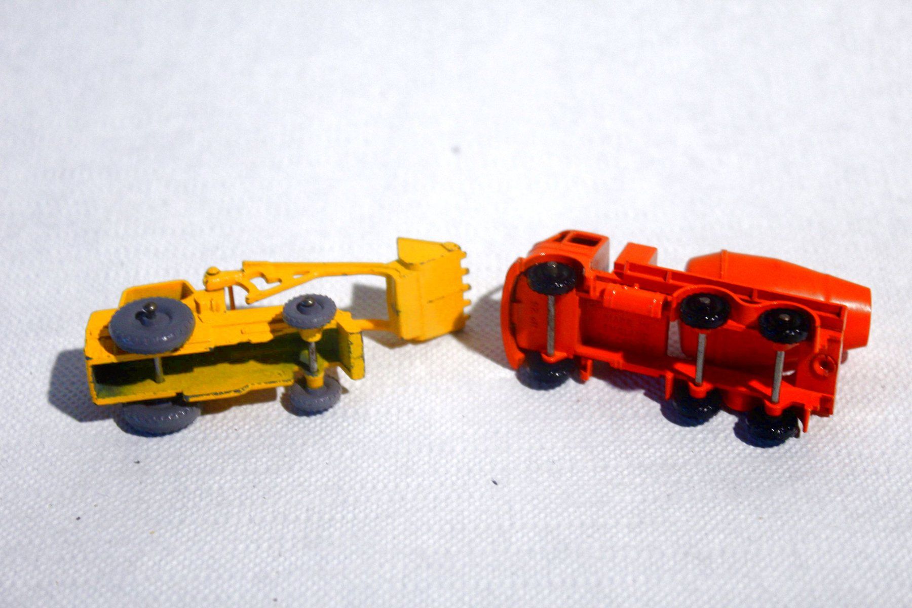 Lesney Spielzeuge: Vitrinen - Modelle: LESNY 24 & 26 - Matchbox - Modelle, – Gebraucht aus Bern von kultiges 2