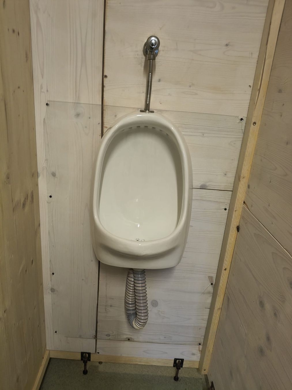 WC: Urinal Ceramic White with flush valve and hose, used – Usato da Gsteigwiler venduto da Marqui 1