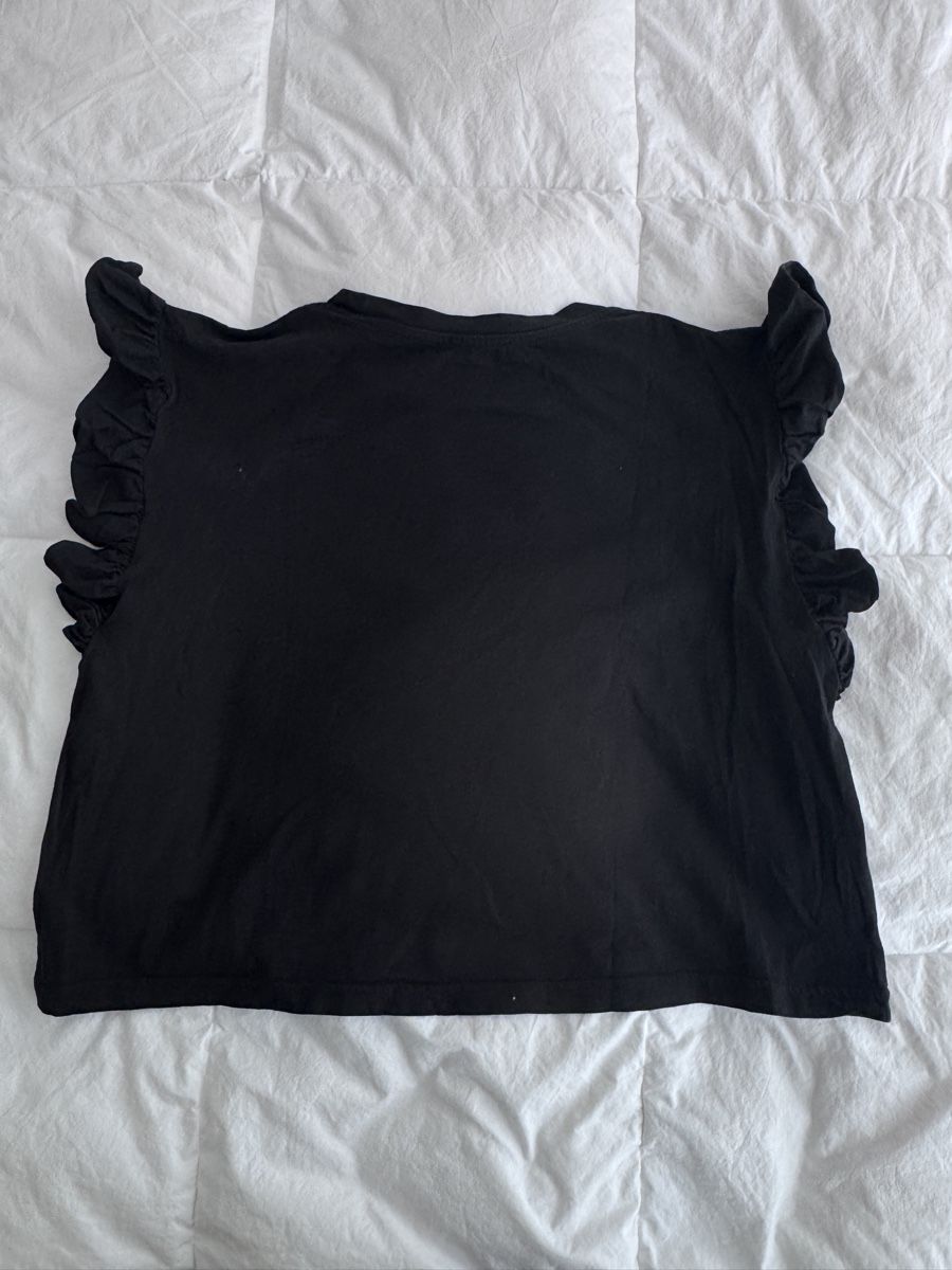 Zara T-shirt: Zara black top with ruffle sleeves – Usato da Zürich venduto da Tanja_G88 1