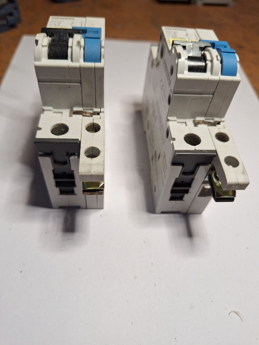 Composants électroniques: Sicherung C13 A – Neuf (Voir description) à Schwarzenburg par Elena_91 1
