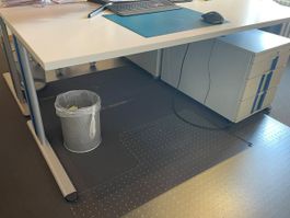 Vends lots deux bureaux et deux caissons 