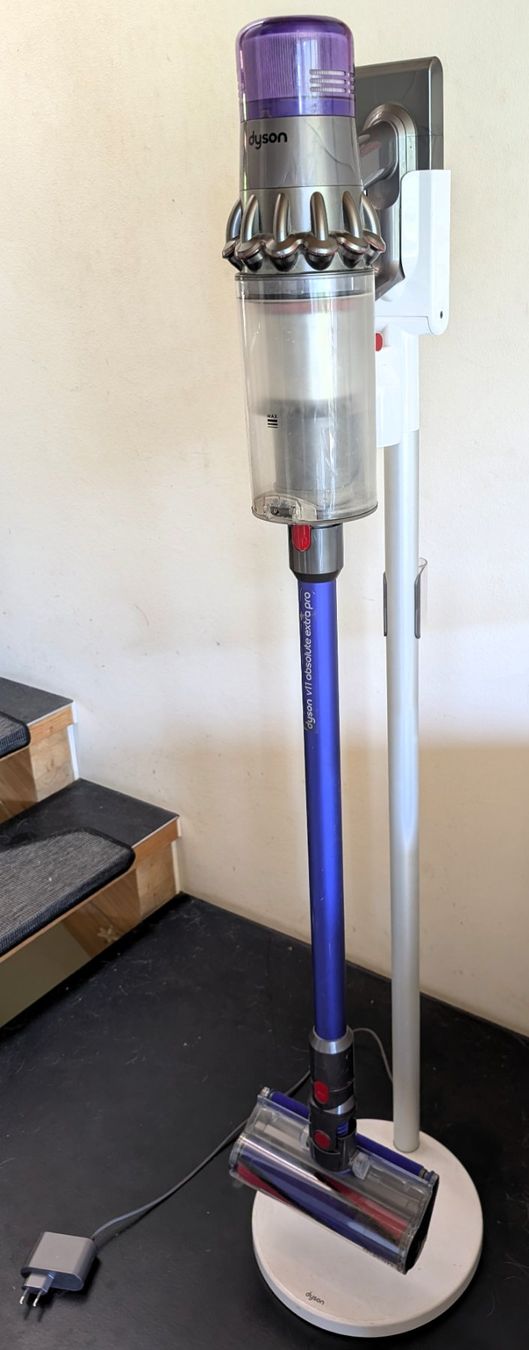 Dyson Staubsauger & Zubehör: Dyson V11 mit Ständer und Zubehör – Defekt aus Ennetbaden von Cacal2