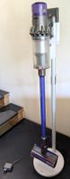Dyson V11 mit Ständer und Zubehör