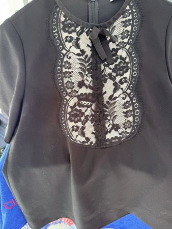 Haut Sandro noir manches courtes  dentelle élégante, taille