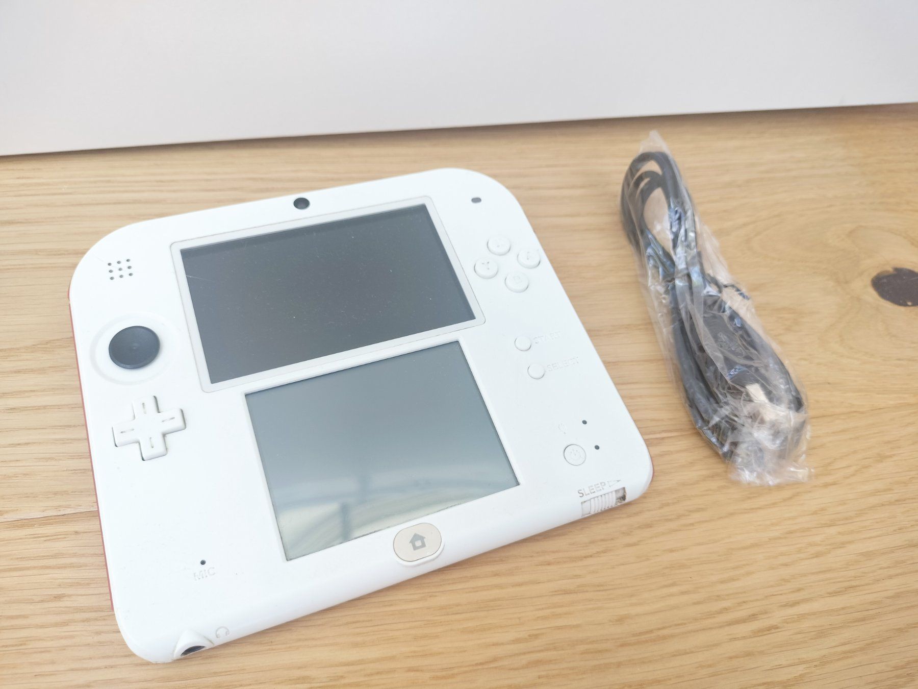 Nintendo Konsolen: Nintendo 2DS weiss/rot mit Ladekabel – Gebraucht aus Wil SG von kaizzen