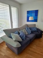 Bequemes Sofa mit vielen Kissen