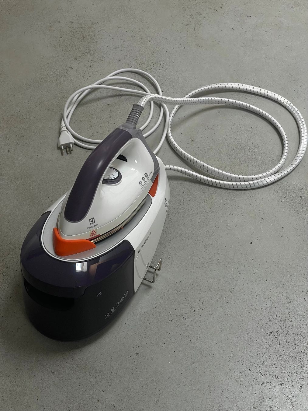 Electrolux Ferri da stiro: Dampfbügelstation Electrolux QuickSteam – Usato da Hägendorf venduto da Batonilia