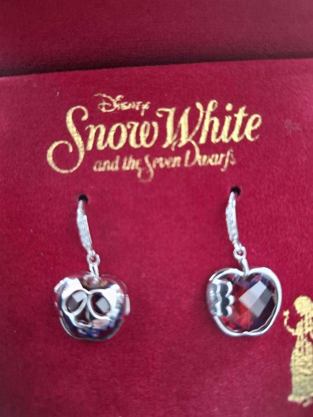 Ohrringe & -stecker: Boucles d'oreilles perçées , la pomme epoisonnée – Neu und originalverpackt aus Saxon von 2005sylvester