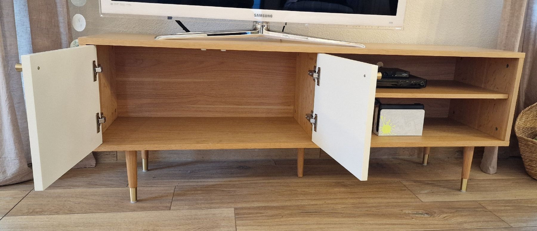 Mobili TV: TV Möbel, MDF Eiche furniert/Eiche massiv – Usato da Suhr venduto da Sbume 2