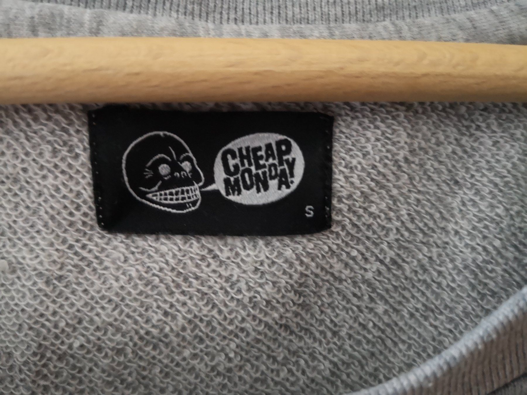 Maglioni & Felpe: CHEAP MONDAY schlichter Pulli Gr. S grau-meliert – Usato da Münsingen venduto da Nik_und_Kat 2