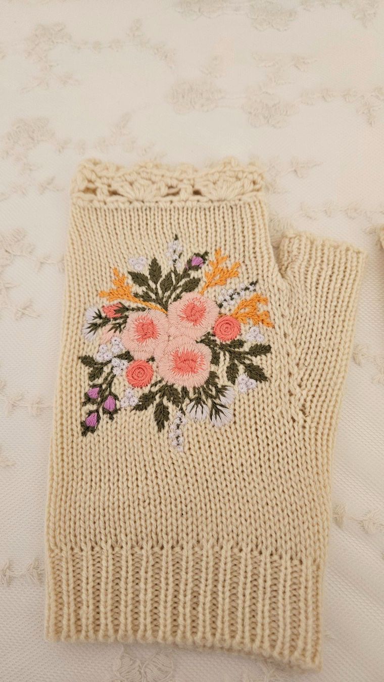 Sonstige Kleidung & Accessoires: Gestrickte Stulpen mit Blumenmuster Gr. M Beige Handschuhe – Neu und originalverpackt aus Gossau ZH von fashiontwo 5