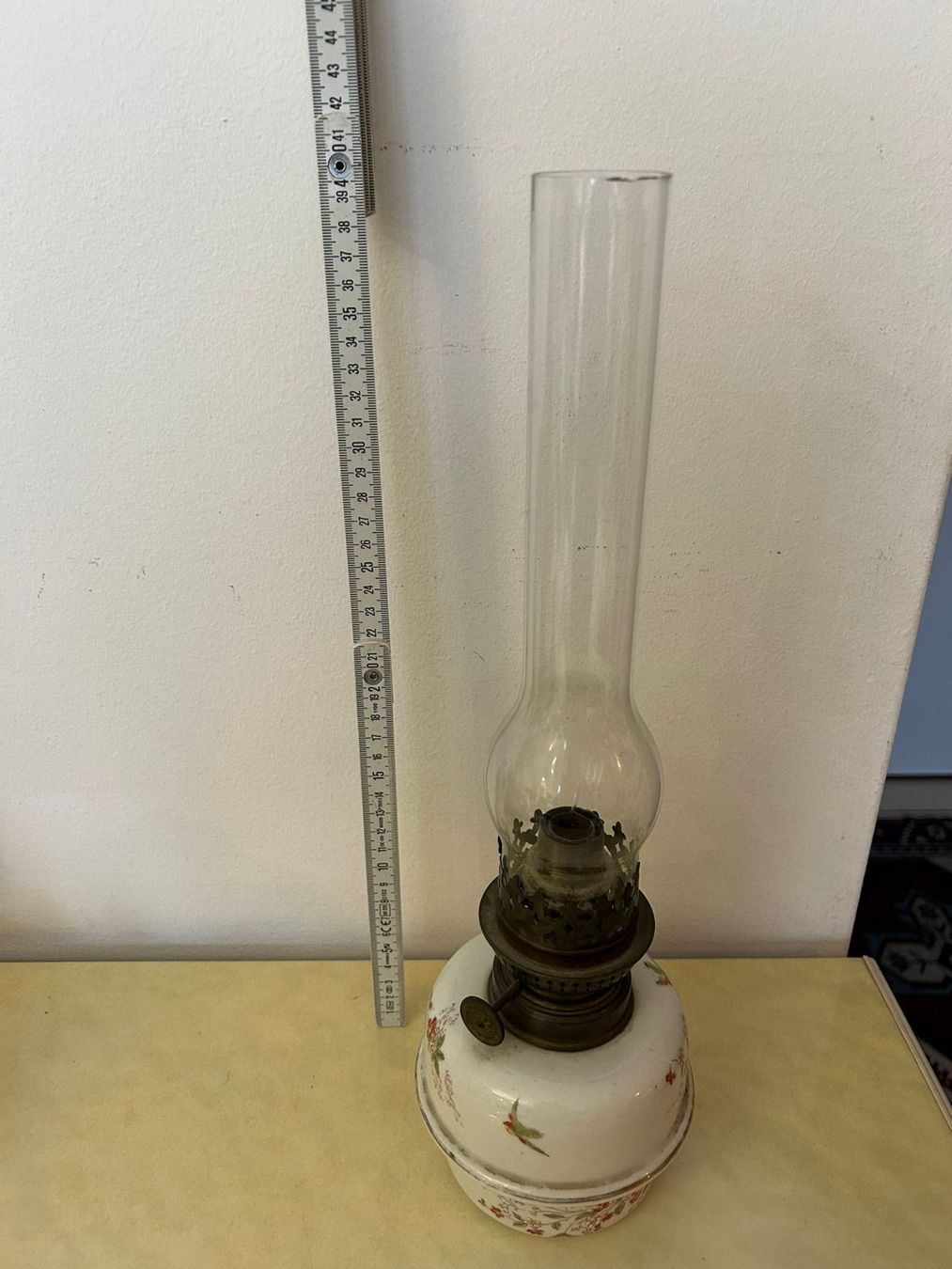 Lampade: Lampada ad olio d'epoca con base decorata – Usato da Melano venduto da H-Sara 1