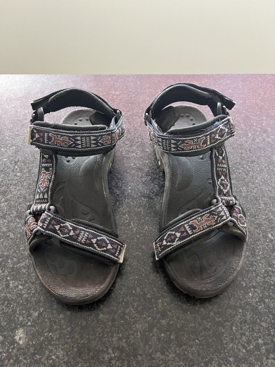Chaussures hommes: Sandalen schwarz gemustert Aztec – D'occasion à Basel par oosummerrainoo 1