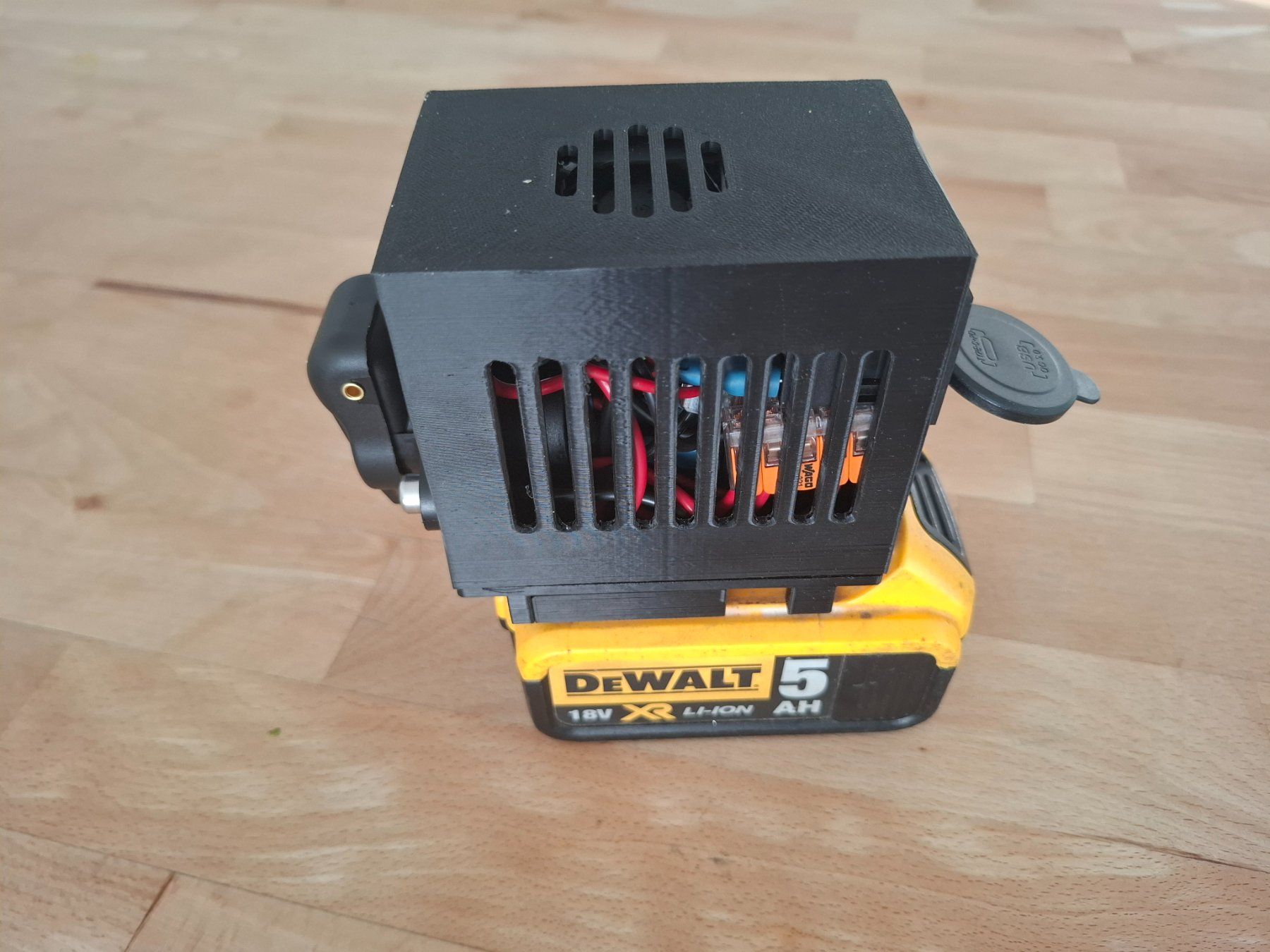 Composants électroniques: Netzteil 5-18V DC  Power Supply Dewalt – Neuf avec emballage d'origine à Ried b. Kerzers par Strobo 1