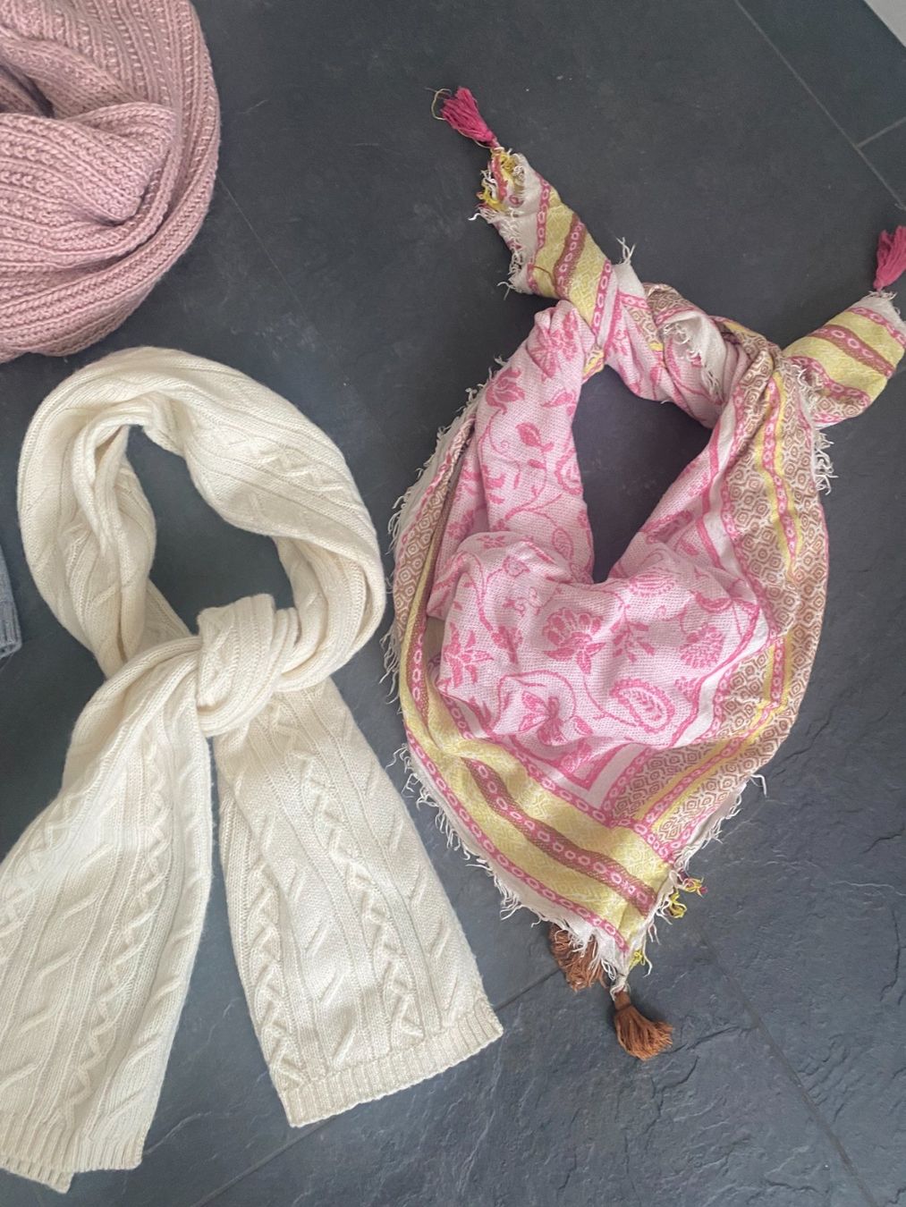 Lotti & Set di vestiti: 8 Stk. Mädchen Set Schal/Mützen/Kappen – Usato da Bonstetten venduto da VCLS 1